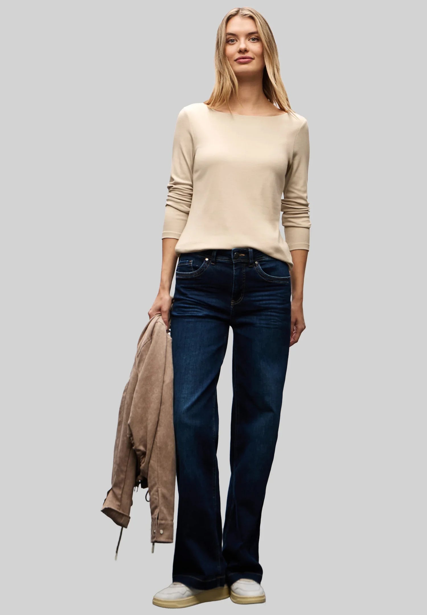 Das Bild zeigt ein Model – Sie trägt einen cremefarbenen Feinstrick-Pulli im 3/4 Arm, im italienischen Stil.